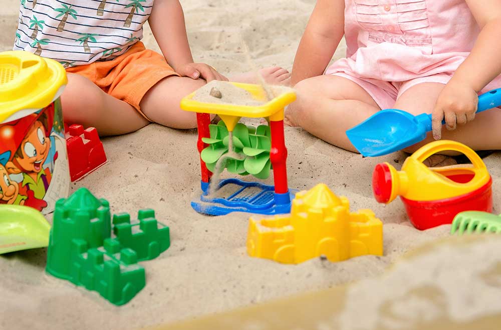 kids-playing-in-the-sand